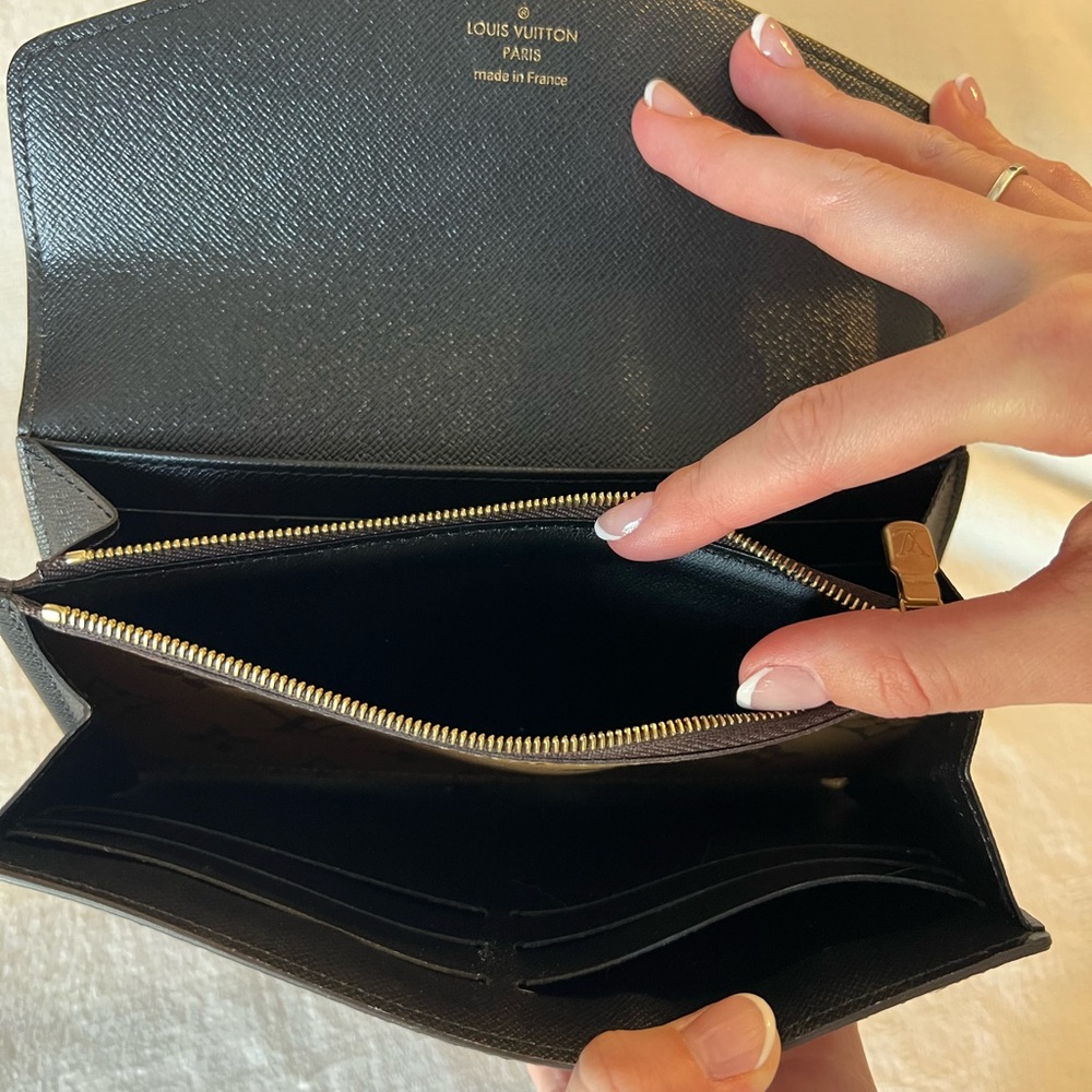 Louis Vuitton Monogram and Monogram Reverse Giant canvas wallet. Like new. - Picture 4 of 11